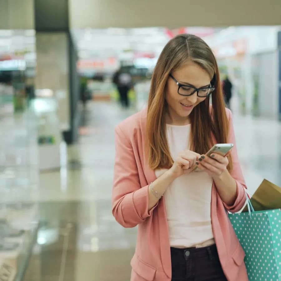 Perempuan muda belanja lewat HP